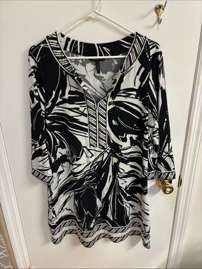 BCBGMaxAzria Black & White Printed V-Neck Midi Dress Sz L
